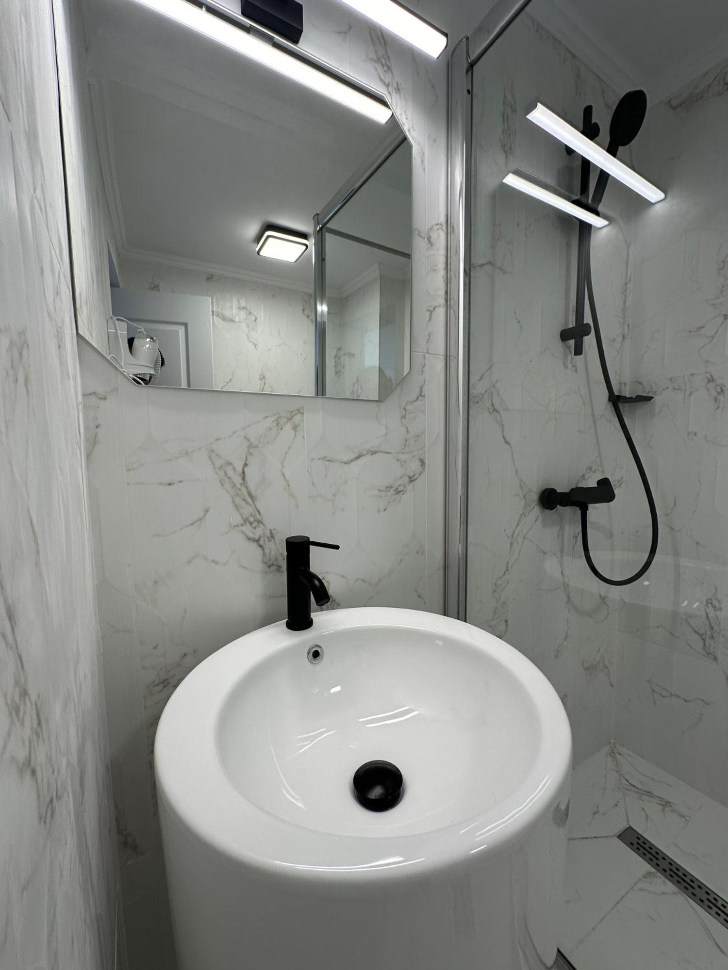 Elegant Escape Central Studio Craiova Luaran gambar