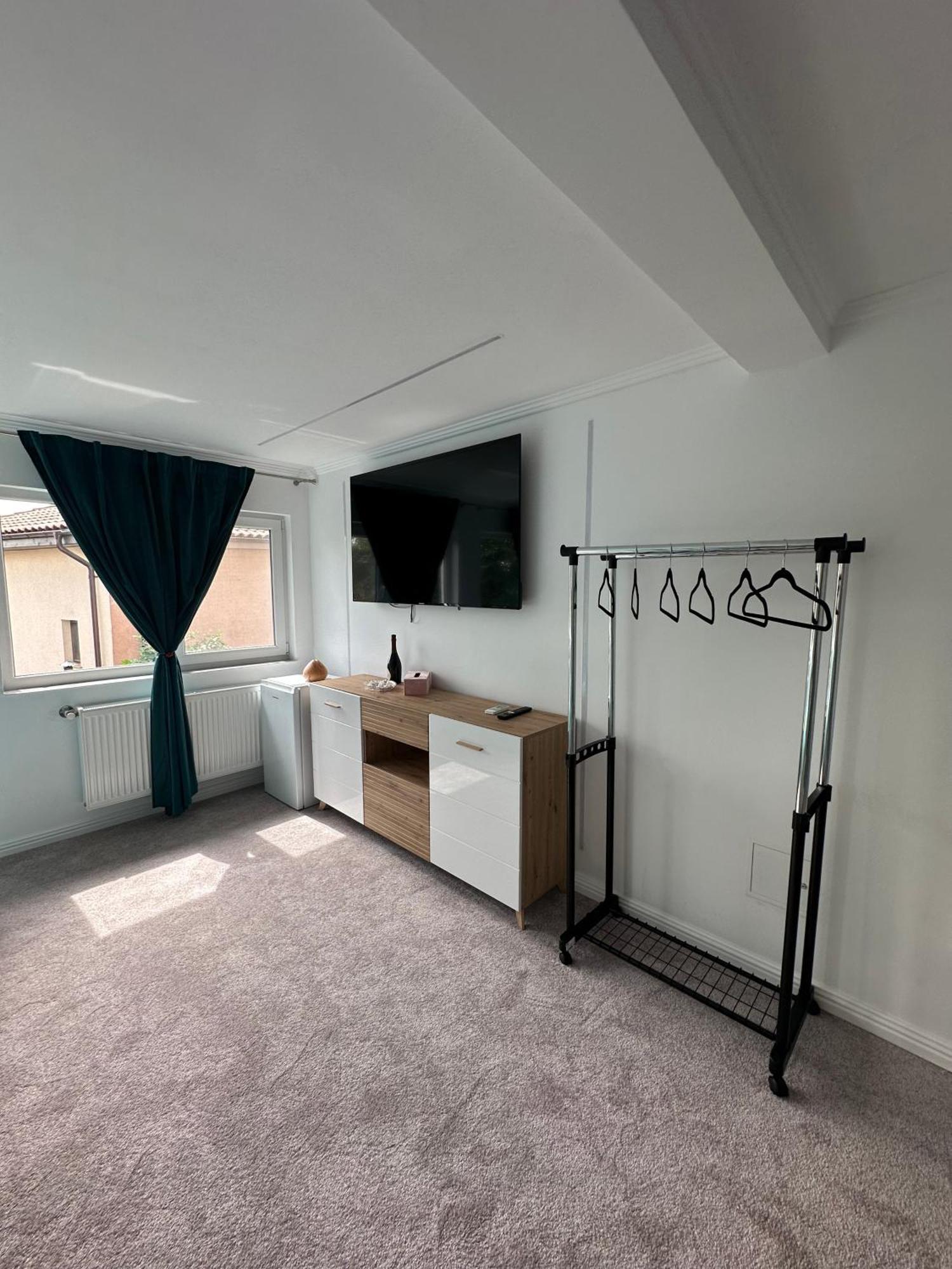 Elegant Escape Central Studio Craiova Luaran gambar