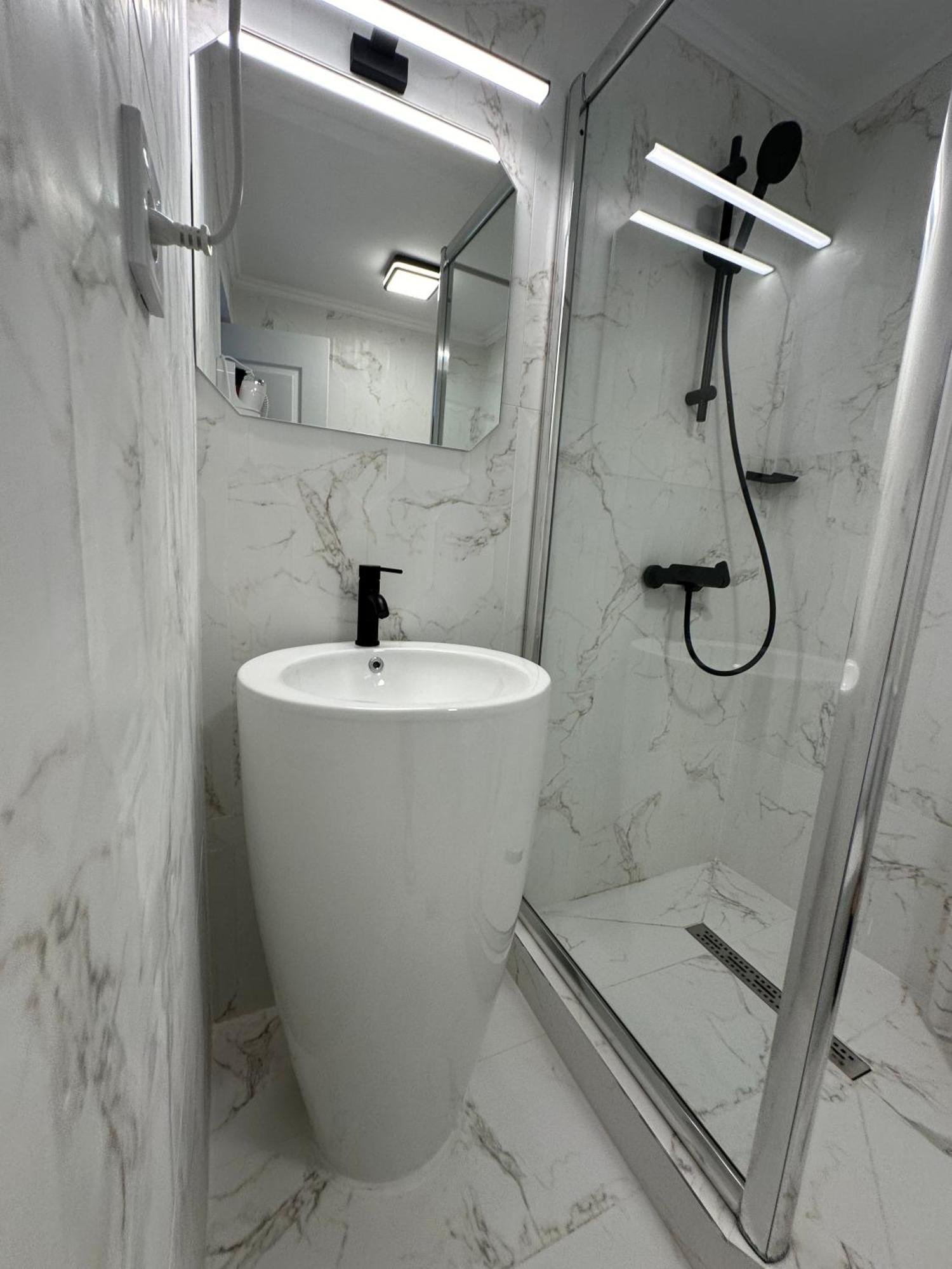 Elegant Escape Central Studio Craiova Luaran gambar