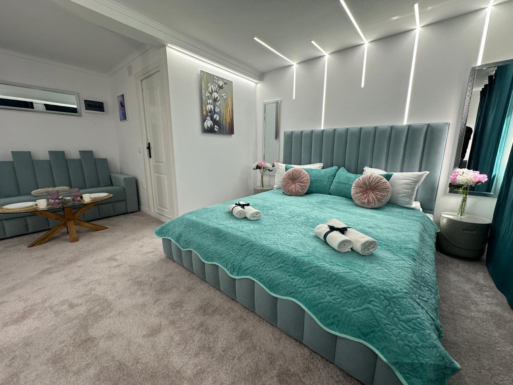 Elegant Escape Central Studio Craiova Luaran gambar