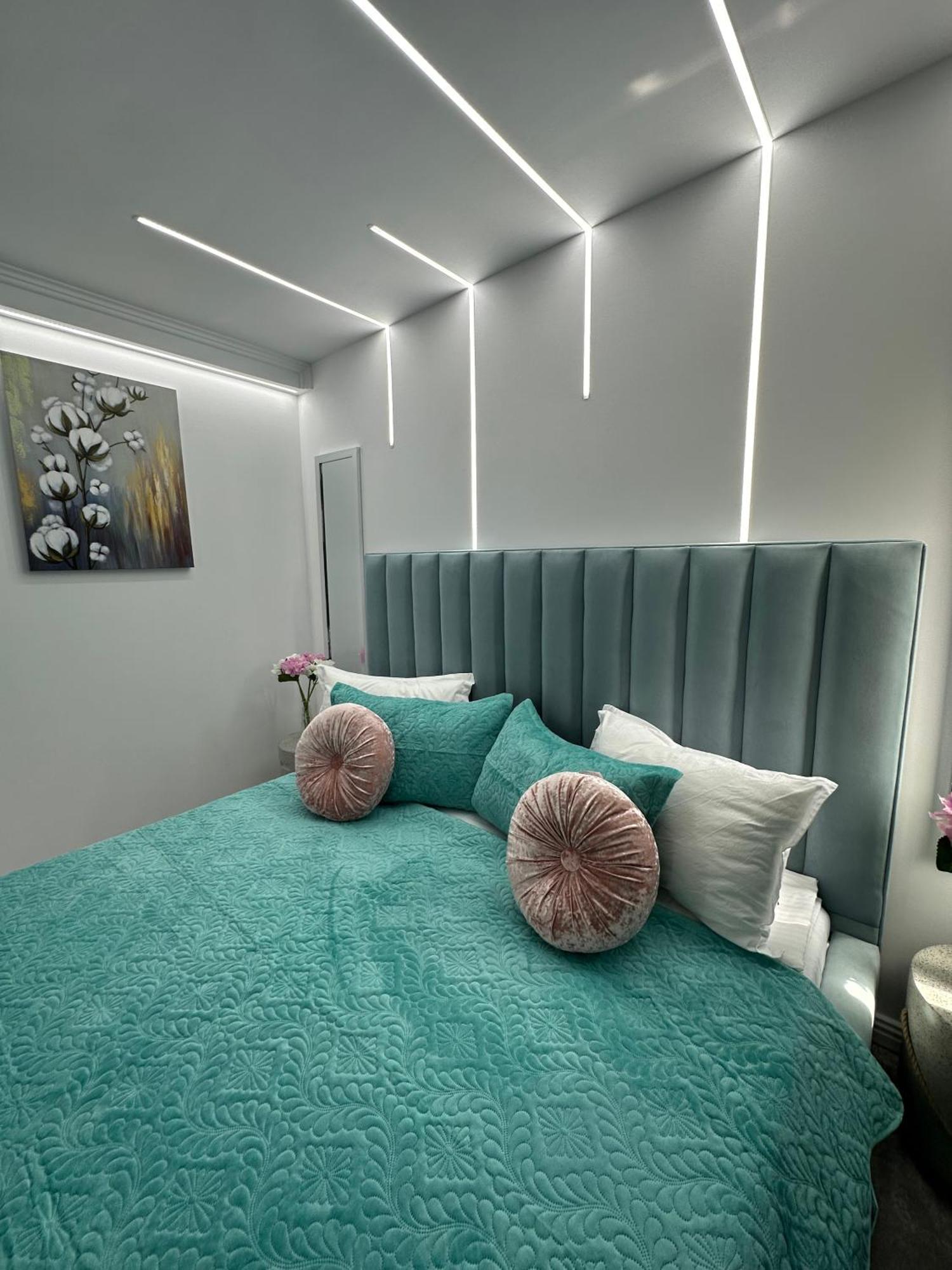 Elegant Escape Central Studio Craiova Luaran gambar